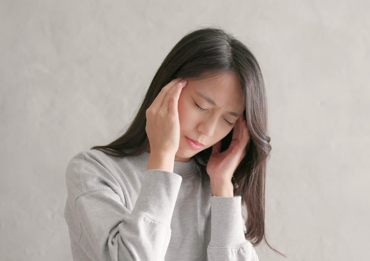 頭痛に悩む女性